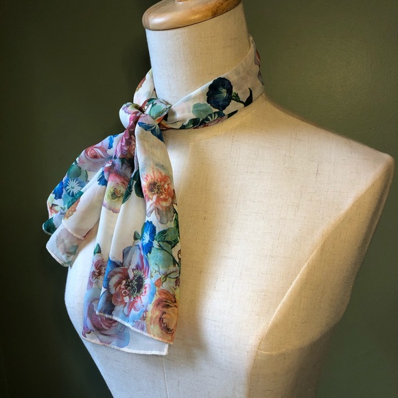 36โ X 22โ Rectangular Floral Print Scarf - Picture 4 of 6